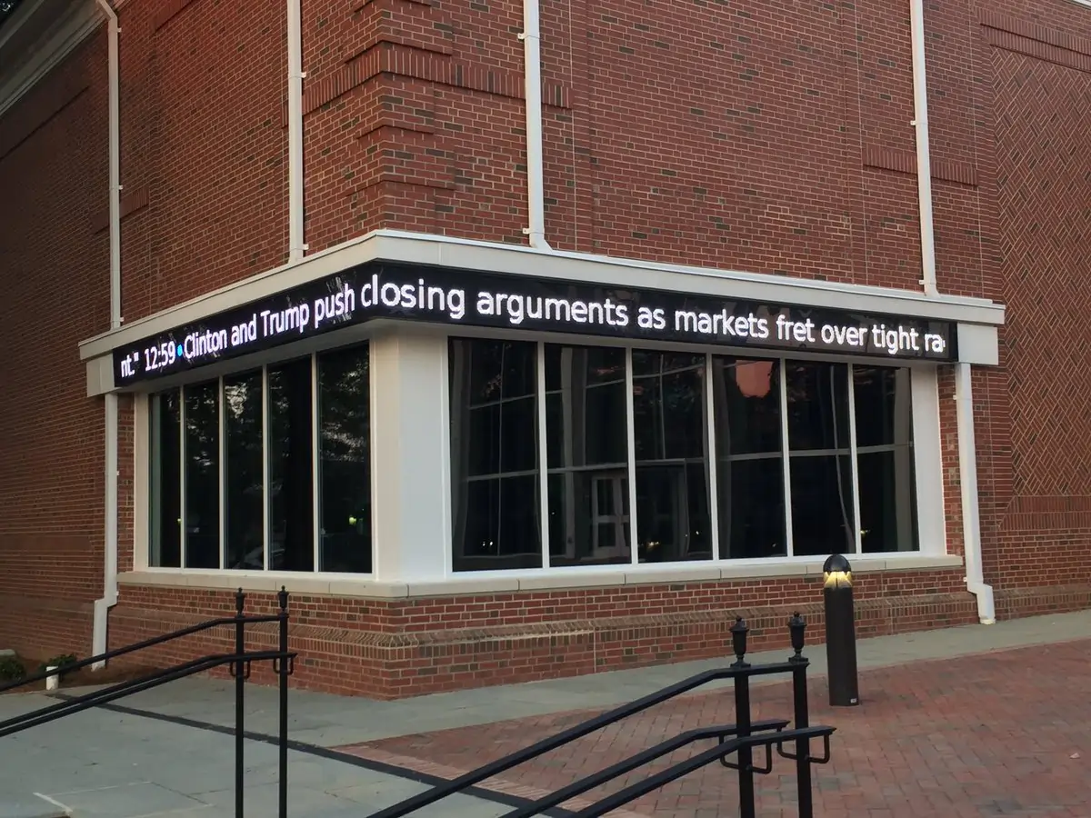 elon An outdoor LED ticker mounted on the exterior entrance corner of Elon University. By Rise Display.